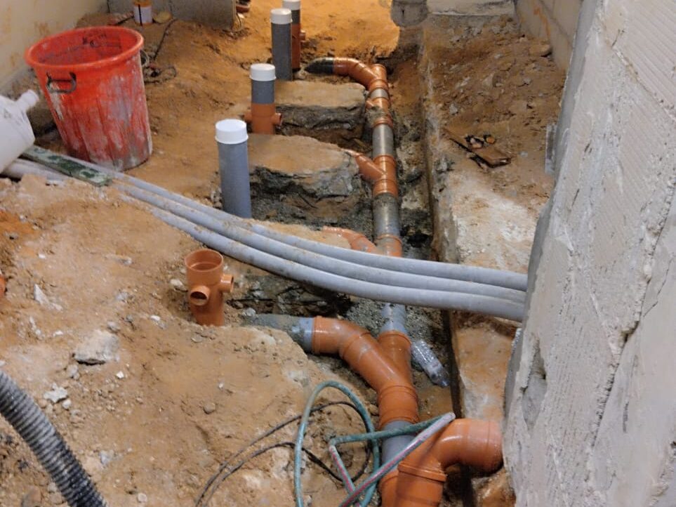 Emergency plumber responding to a water leak in a Jeddah home